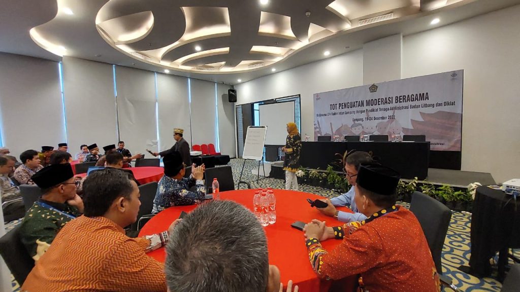 Dr. H. Sholehuddin, M.Pd.I Membersamai Training of Trainer (ToT) Penguatan Moderasi Beragama (PMB) Universitas Raden Intan Lampung (UIN RIL) di Hotel Novotel Lampung (19-24/12).